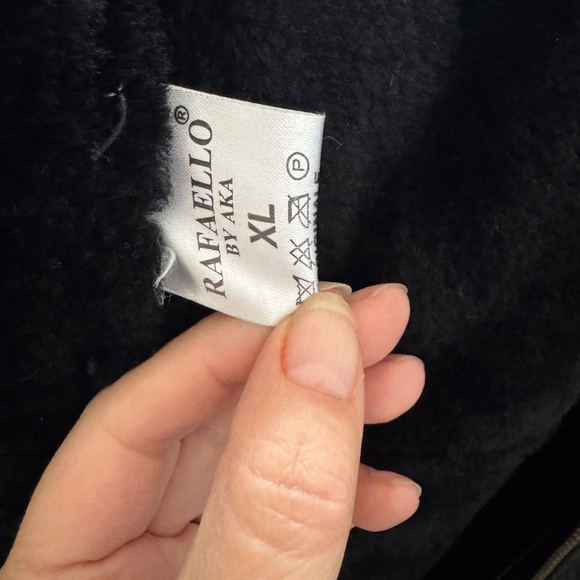 Gorgeous soft leather and real fur coat. Vintage but in like new condition - Picture 7 of 8